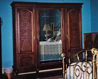 Picutre of wardrobe with mirrored door attached