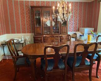 Dining Room table with 4 Queen Ann style side chairs and 2 arm chairs, 2 leafs and custom table pad