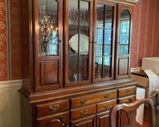 American Drew sideboard and hutch. Features 3 lights