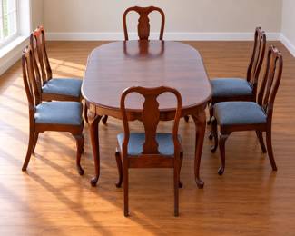 Pennsylvania House Dining Room Table with 6 Chairs, 2 Leaves and Pads