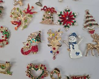 Small Collection of Metal Christmas Brooches