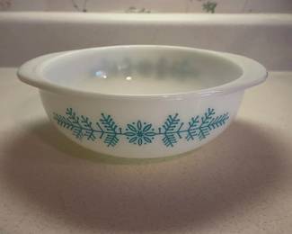 Vintage Pyrex 024 Turquoise Snowflake Garland 2-1/2 Qt Round Casserole Dish - Howard City Off-Site