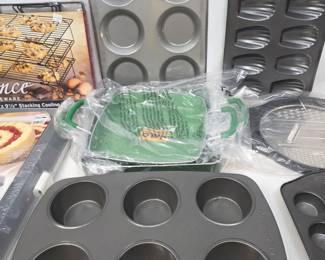 Small Collection of Various Kitchen Supplies (2 of 2)