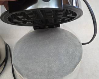 Oster Pro 500 Blender w/ Brand New Oster Belgian Waffle Maker