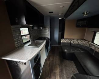 2018 Heartland Wilderness 30' Travel Trailer - more photos (6) - Lot 7303343