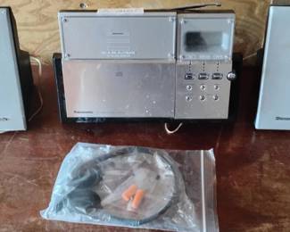 Panasonic CD/FM Stereo System with Two Speakers
