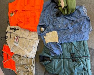 Small Collection of Men's Large/XL Hunting/Fishing Clothing and Vests