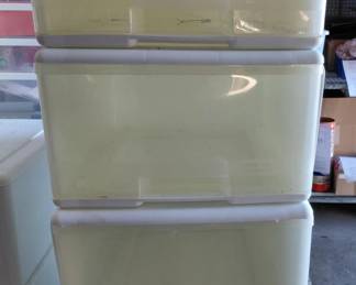 4 Large Rubbermaid Stacking Drawers Lot 2/3