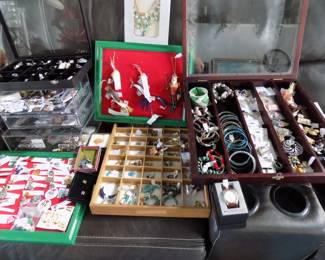 assorted jewelry, vtg lures