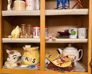 Kitchenware, mugs, teapots & household collectibles