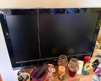 Toshiba TV, household decor & assorted home goods
