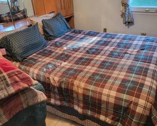 Headbord and bed to bedroom set