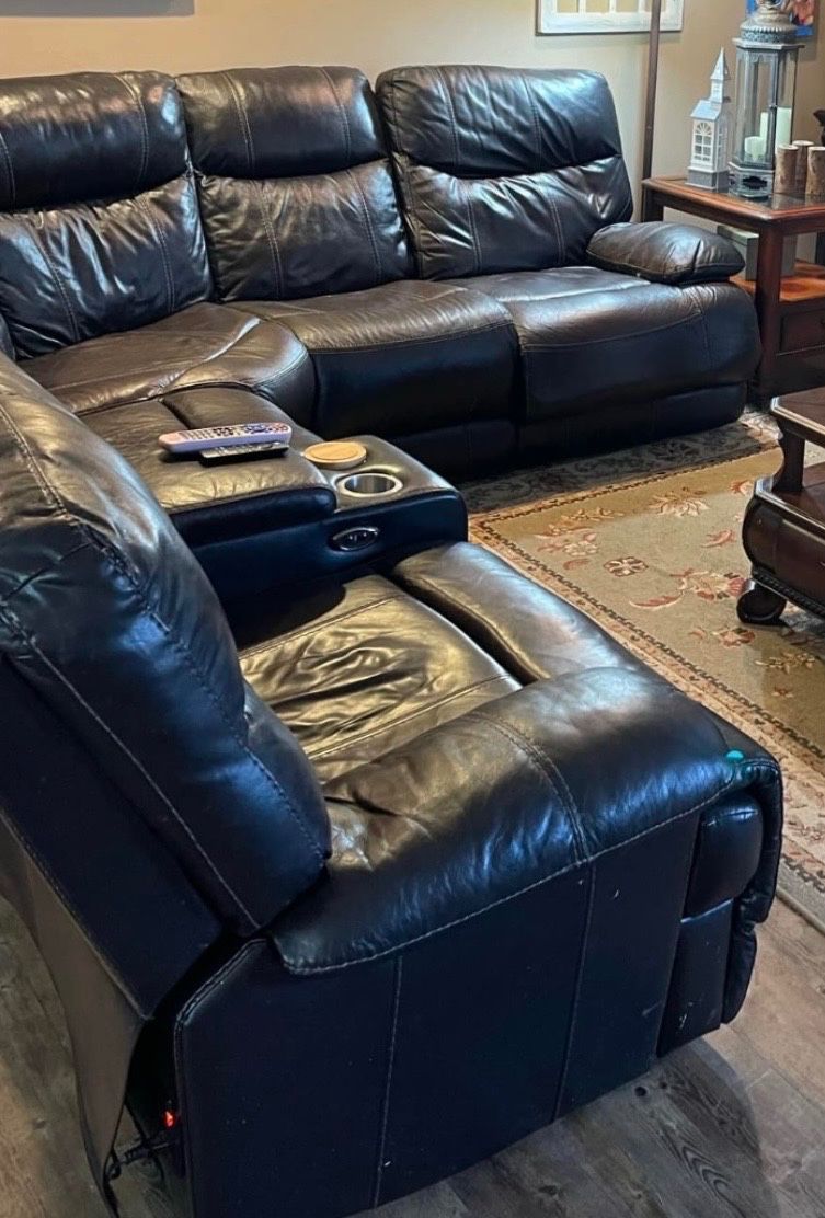 Nice dark brown almost black sectional with 3 recliners!
