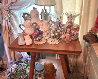 fern table with figurines 