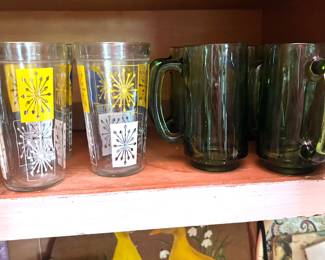 VTG MCM Atomic Starburst glasses, VTG Hazel Atlas El Dorado Avocado Green glass mugs 