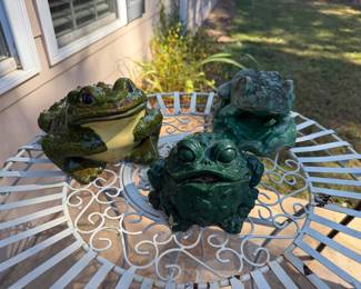 Decorative garden frogs 