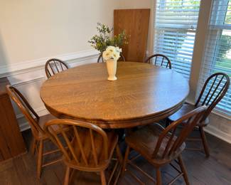 Pedestal table with 2 leaves and 6 chairs 