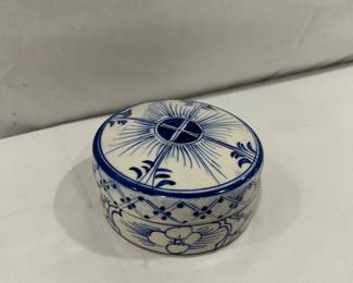 Ceramic round trinket box