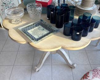 Lexington Scallop table