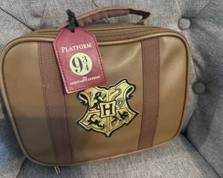 #142 - $10 - Harry Potter soft lunchbox Hogwarts logo