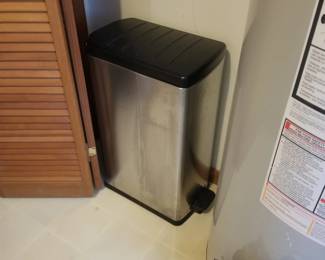 Step trash can