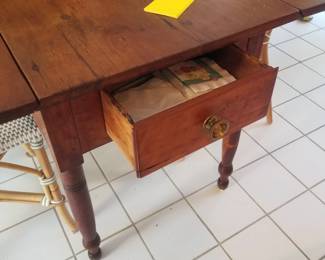 Drop-leaf dining table with drawer