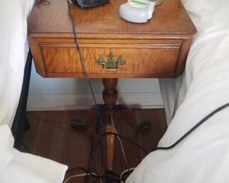 Antique mahogany 1-drawer end table