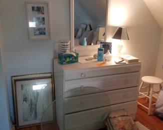 4-drawer dresser; mirror