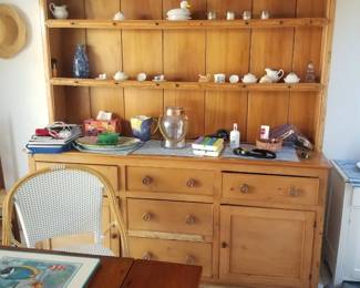 Magnificient 5-drawer cupboard/hutch