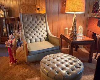 Kroehler Avant Designs Tufted Lounge Chair and Ottoman