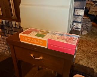 Vintage Singer Sewing Machine with Accessories and Wooden Accordion Sewing Box