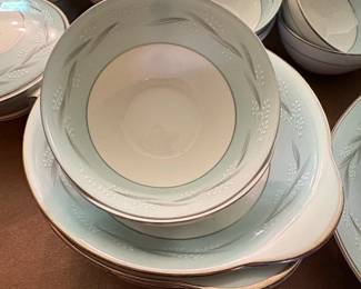 Noritake Sheldon Pattern China Set second image