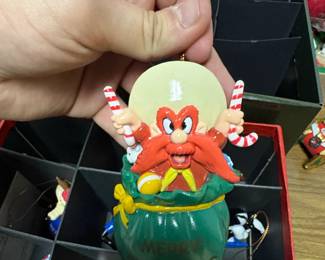 The Bradford Editions Bugs Bunny  Friends Christmas Ornaments Set fifth image