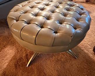 Kroehler Avant Designs Tufted Lounge Chair and Ottoman third image