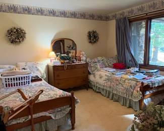 Vintage Maple Twin Bedroom Set