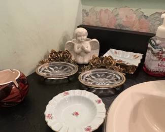 Estate Sale Vanity and Bathroom Accessory Collection fifth image