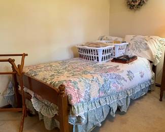 Vintage Maple Twin Bedroom Set fifth image