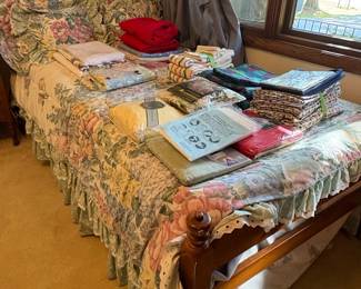 Vintage Maple Twin Bedroom Set third image