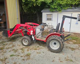 Mahindra 26XL Tractor with Front Loader (214 hours)
