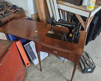 Antique Singer Sewing Machine (works, needs belt)