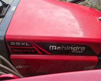 Mahindra 26XL Tractor with Front Loader (214 hours)
