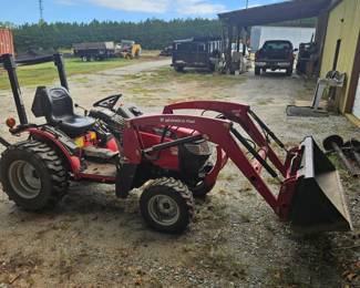 Mahindra 26XL Tractor with Front Loader (214 hours)