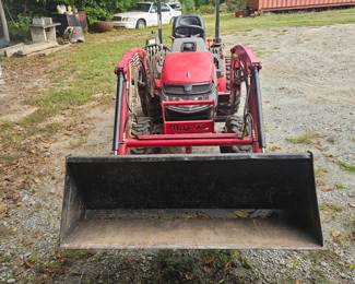 Mahindra 26XL Tractor with Front Loader (214 hours)