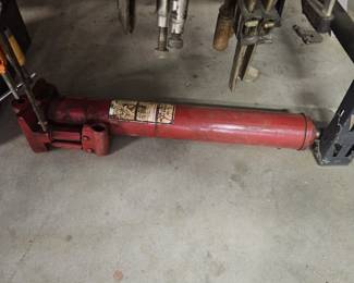 Hydraulic long ram jack