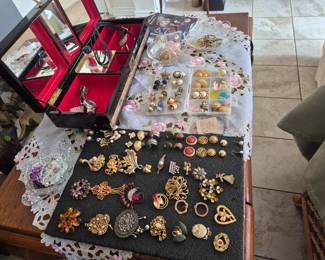 A collection of vintage costume brooches a n d earrings 