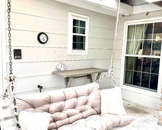 Hanging patio swing