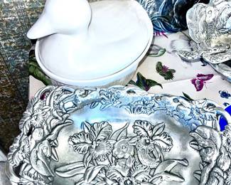 Porcelain duck serving bowl with Top