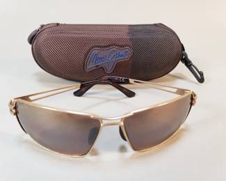 599 Lot 524 Maui Jim sunglasses with zip up case