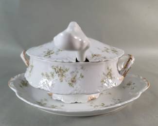 343 Lot 348 Haviland Limoges soup tureen with under plate