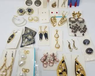 644 Lot 568 Lot of vintage costume jewelry